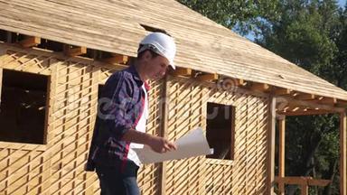 概念建筑构建建筑师慢动作视频.. 戴着头盔的建筑工人站在建筑工地上
